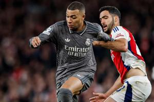 开云下载-糟透了皇马欧冠濒临出局，西甲4分劣势，国王杯决赛遭遇巴萨