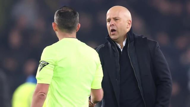 斯洛特对裁判“讽刺性”握手，德比战利物浦领仨红牌