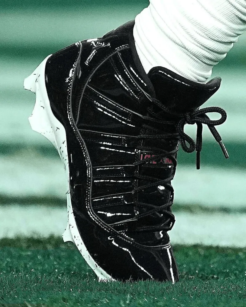 开云-乔丹昨日现场观战NFL新赛季揭幕战，为旗下代言人赫茨助阵