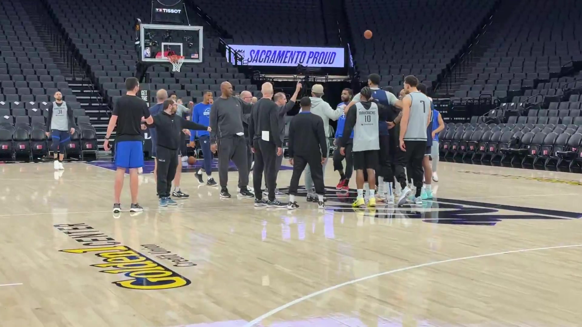 开云APP-传奇控卫对决😃独行侠训练结束后 欧文和基德进行了一波攻防